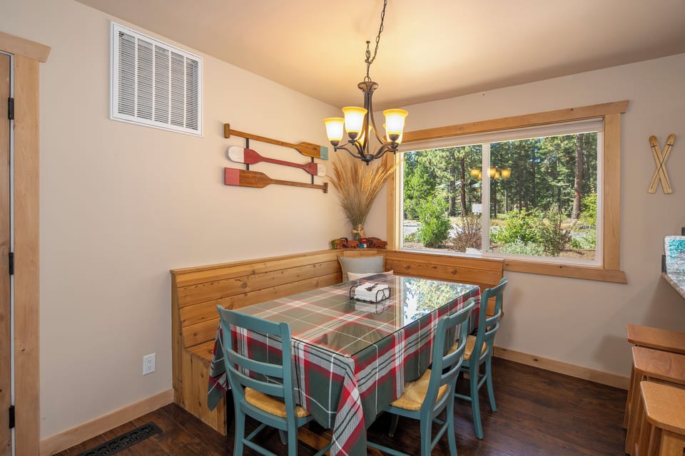 Cedarwood - Casual dining area w/ bench seating & forest views through large windows