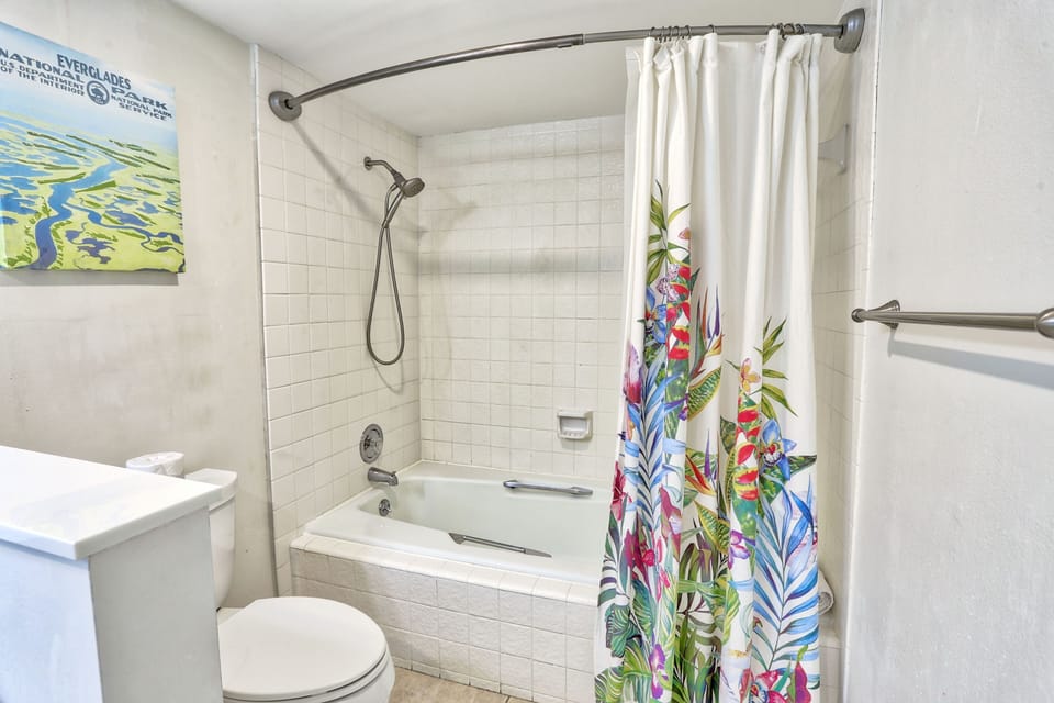 Master Bathroom with Tub/Shower