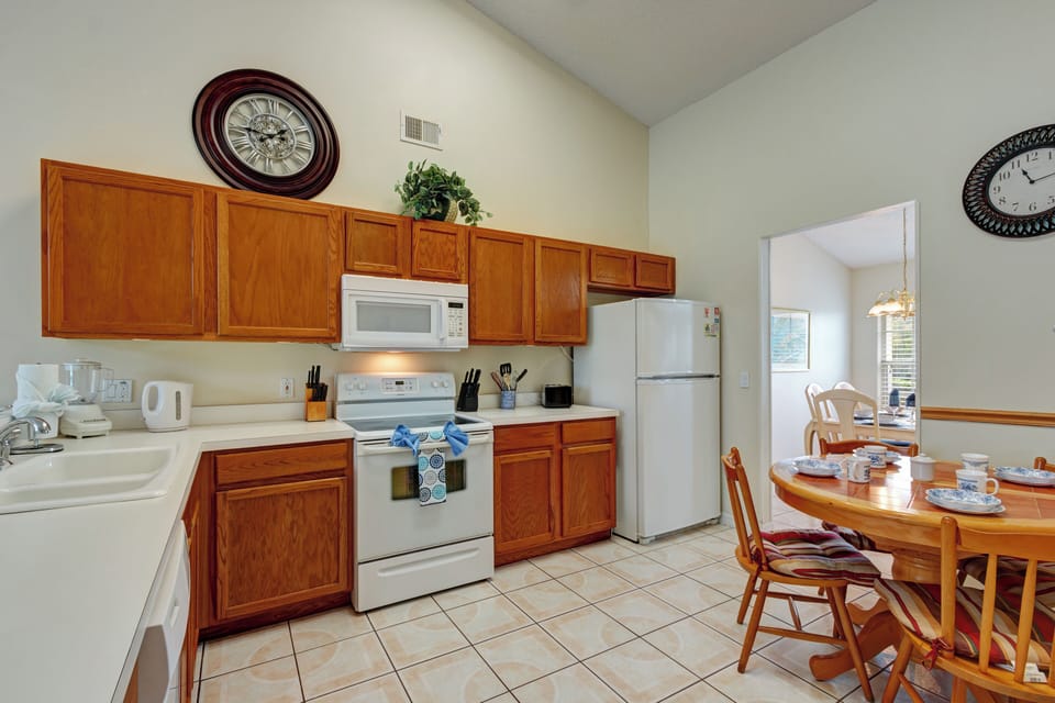 Large fully-equipped kitchen with breakfast nook.