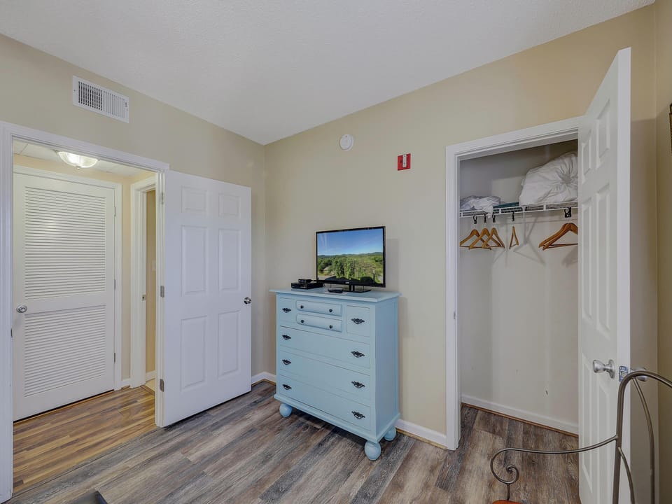Whispering Pines 224 Three Bedroom Sleeps 8 - King Bedroom with Cable TV and WIfi