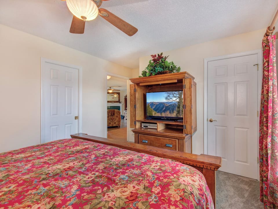 Whispering Pines 553 2 Bedroom Condo with Indoor Pool Outdoor Po - King Bedroom with Cable TV and WIfi