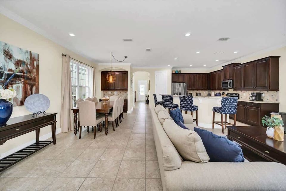 Open-Concept Living & Dining – Spacious and Inviting Gathering Area