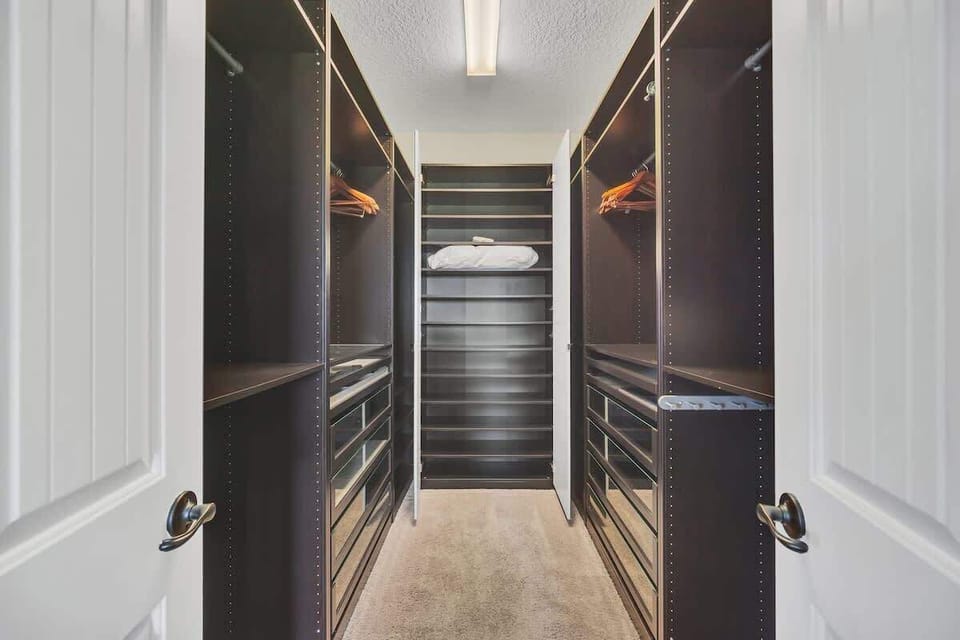 Walk-In Wardrobe – Generous Space with Plenty of Storage