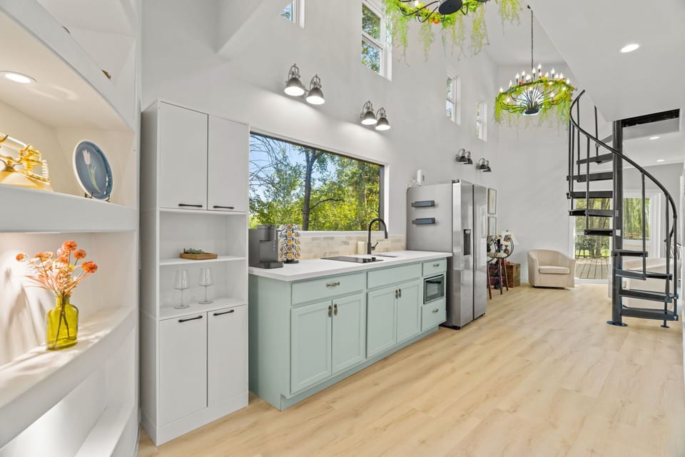 Side view of the kitchen