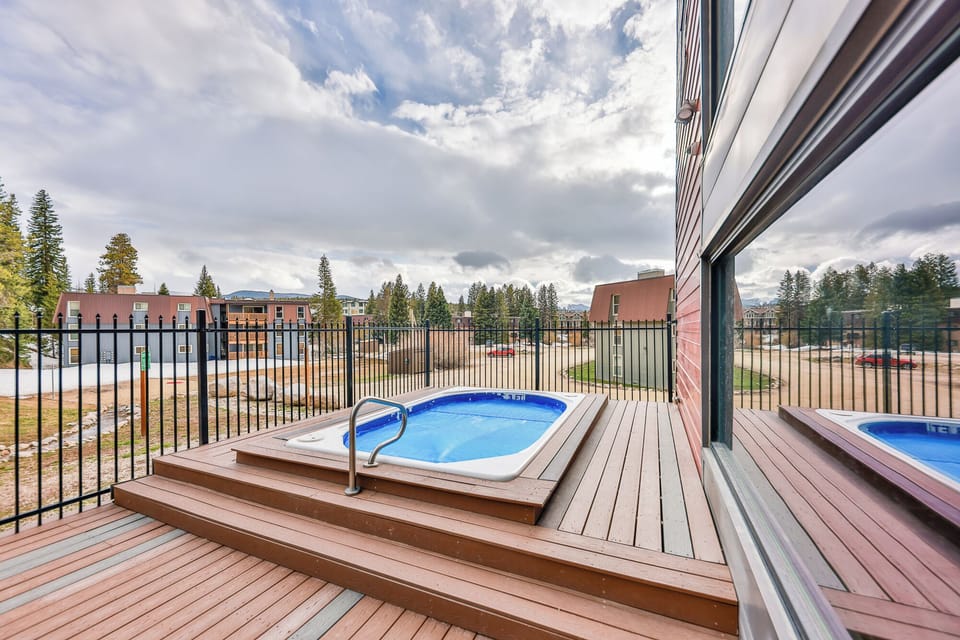 Hi Country Haus Rec Center - 50 yards from Condo
