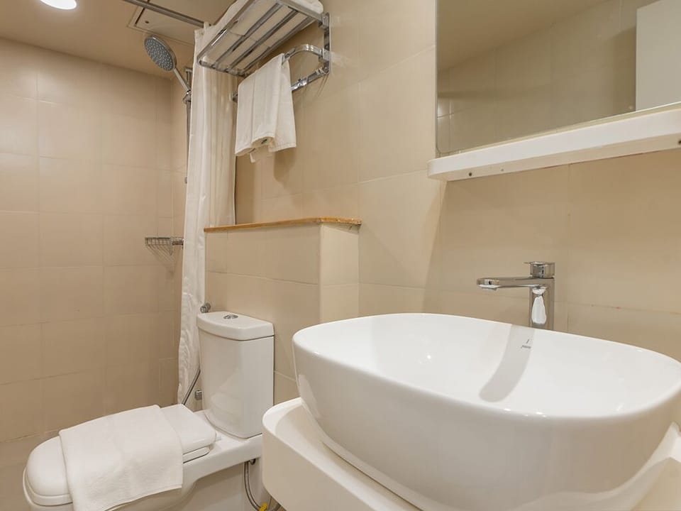 Deluxe Double Room, City View | Bathroom | Shower, hydromassage showerhead, free toiletries, hair dryer