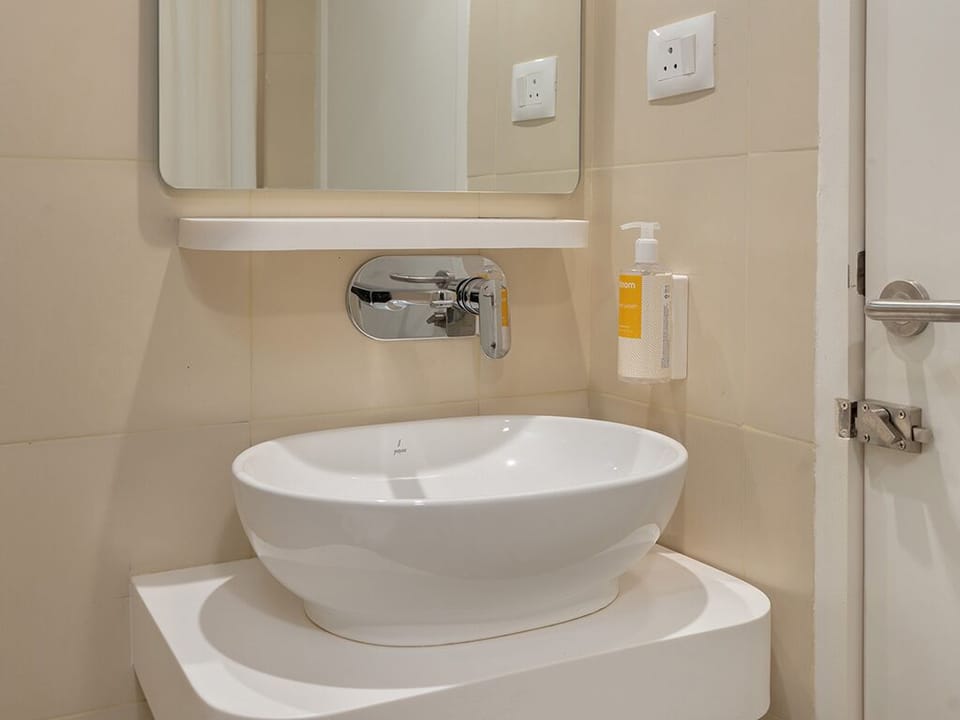 Standard Twin Room, City View | Bathroom | Shower, hydromassage showerhead, free toiletries, hair dryer