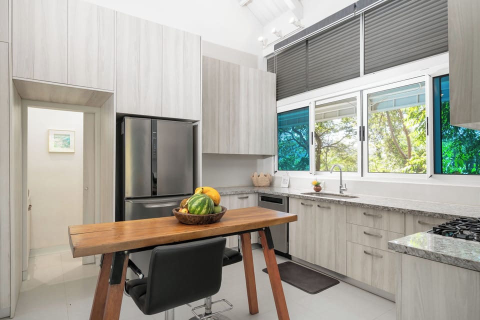Deluxe Suite, Mountain View | Private kitchen | Fridge, oven, stovetop, cookware/dishes/utensils