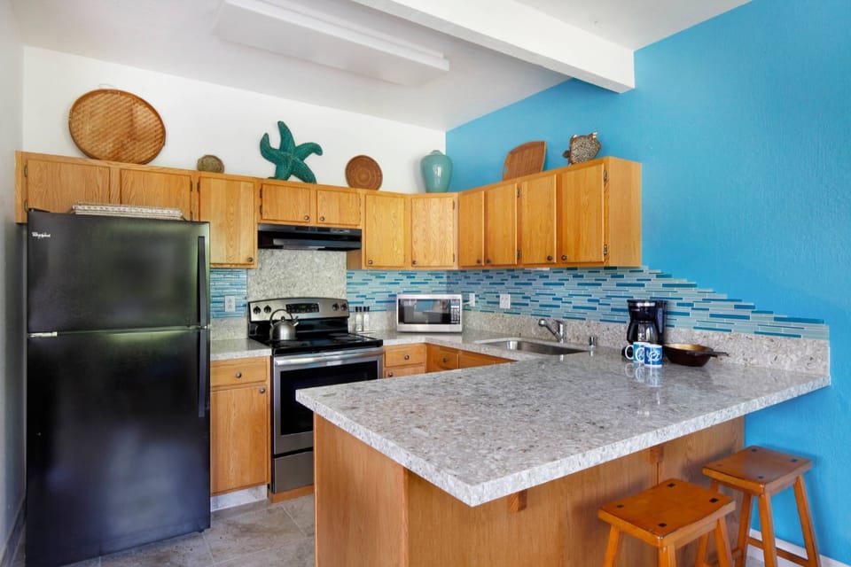 Full Kitchen with bar seating
