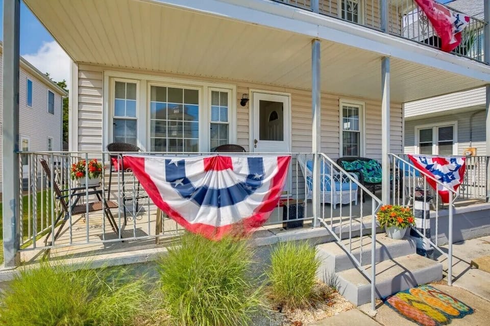 Great front porch for ocean breezes.