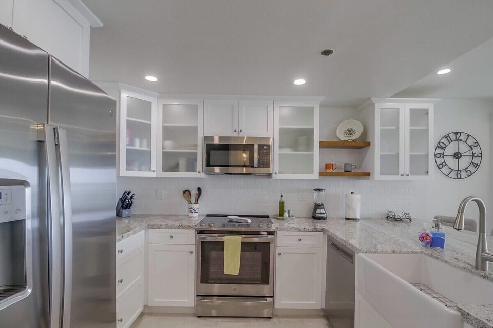 Fully equipped for meals at home! New stainless steel appliances including dual-door refrigerator with water filter, dishwasher, and a farmhouse sink