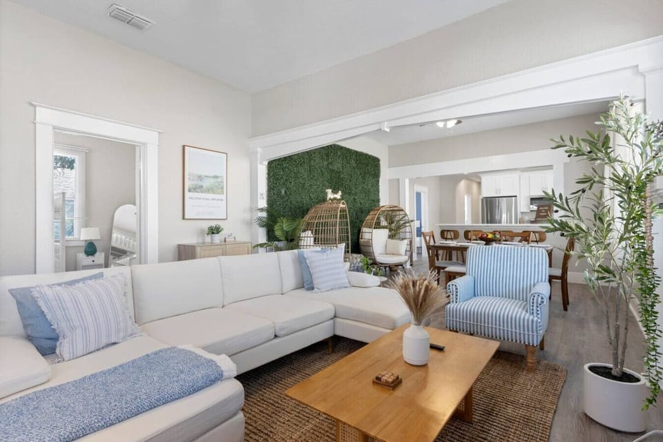 Perfect for unwinding after a day of exploring Tampa. With plenty of seating and a smart TV, it’s the ideal spot to relax, binge-watch your favorite shows, or enjoy quality time with friends and family.
