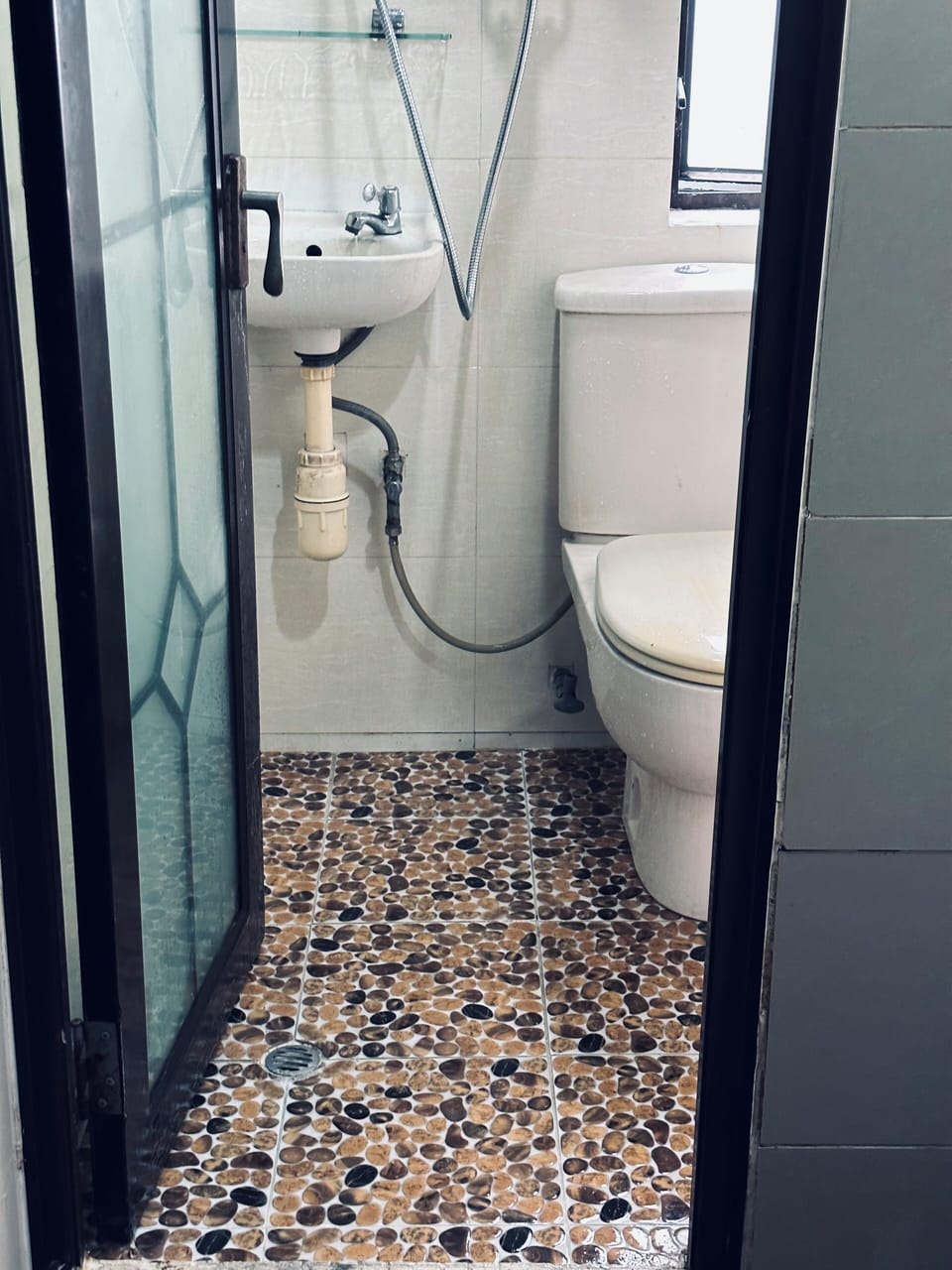 Basic Double Room | Bathroom | Slippers, soap, shampoo, toilet paper