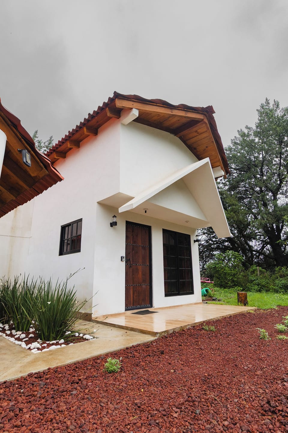 Romantic Cabin, Hill View | Down comforters, free WiFi, bed sheets