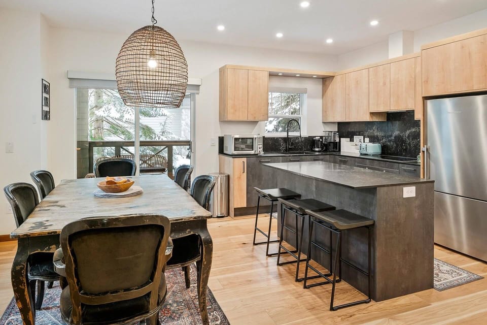 Large dining for 6 plus bar stools