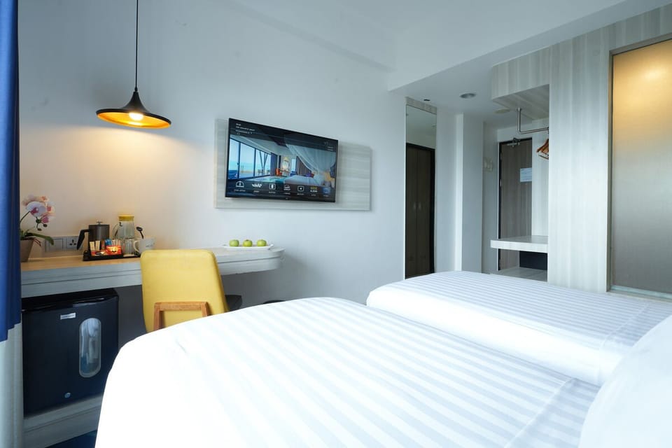 Deluxe Room, Balcony | Premium bedding, minibar, in-room safe, desk
