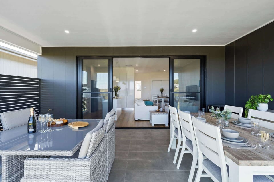 Make the most of outdoor living on this generous balcony, designed for leisurely afternoons and lively BBQ nights with friends and family!
