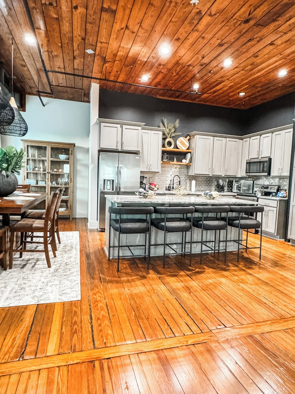 Kitchen & Dining