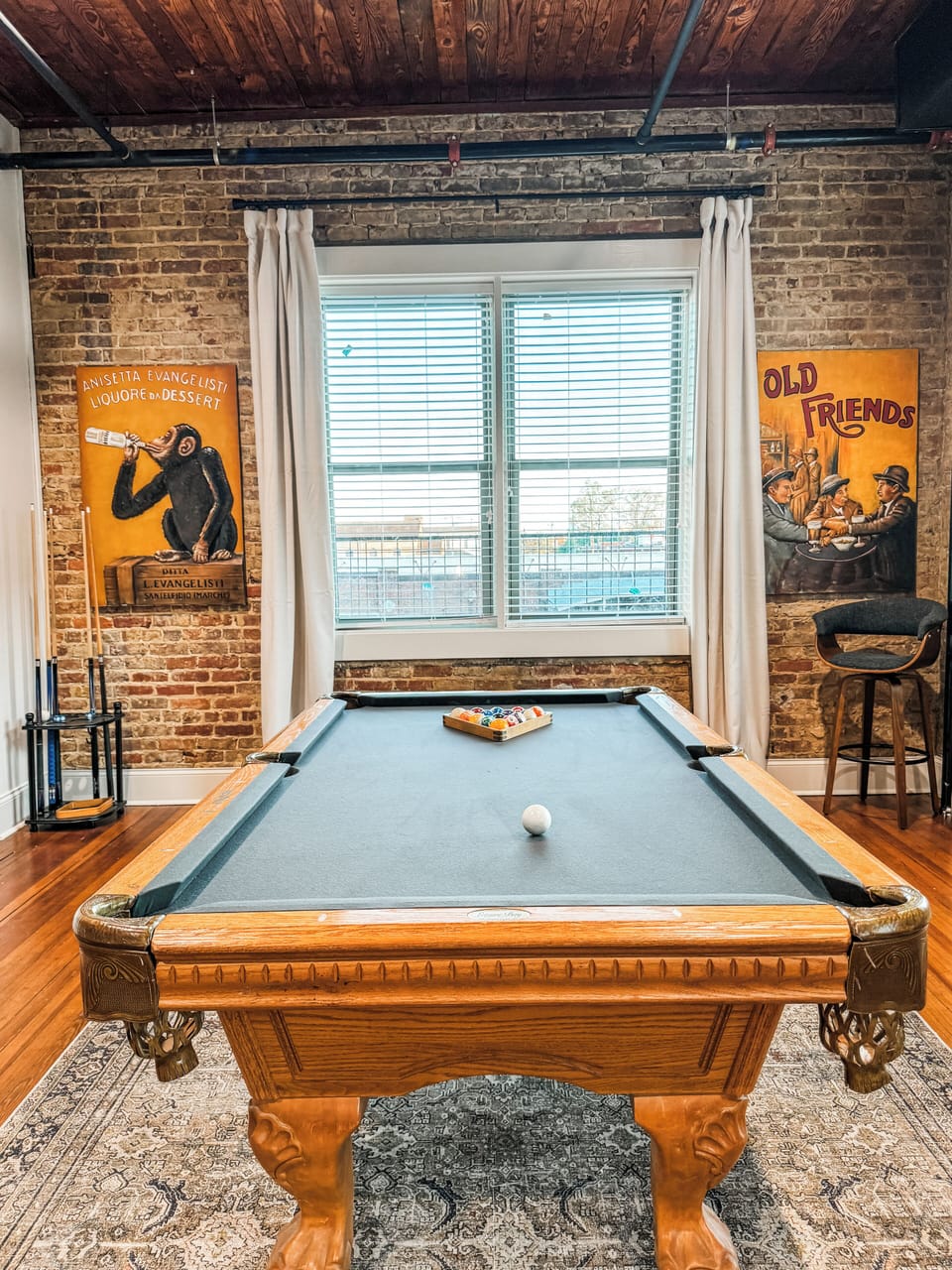 Pool table 
