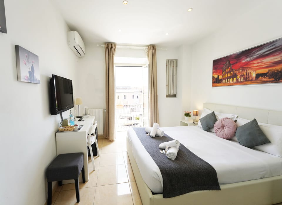 Superior Double Room, Balcony | Egyptian cotton sheets, minibar, in-room safe, desk