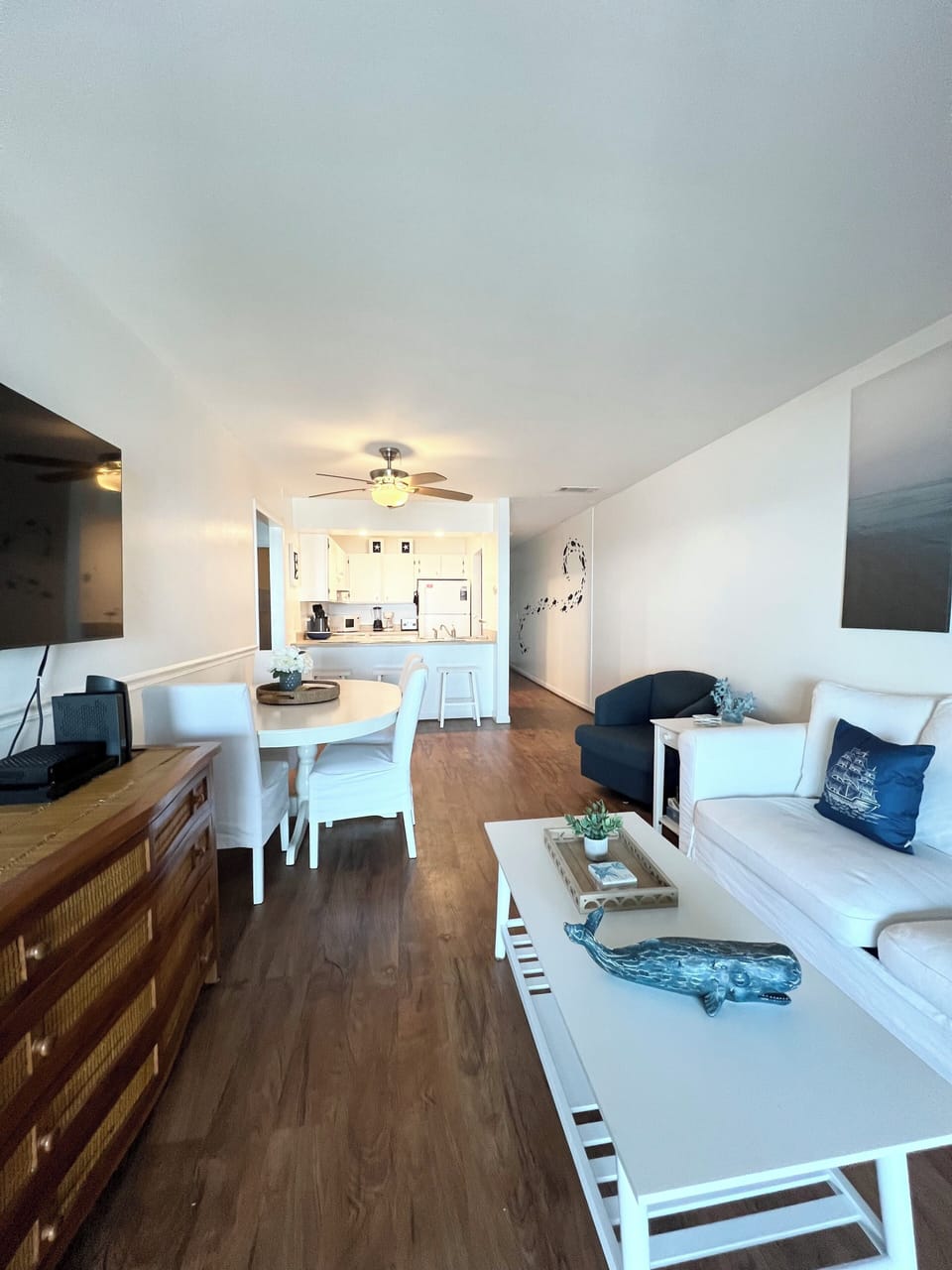 Living room with access to the balcony.