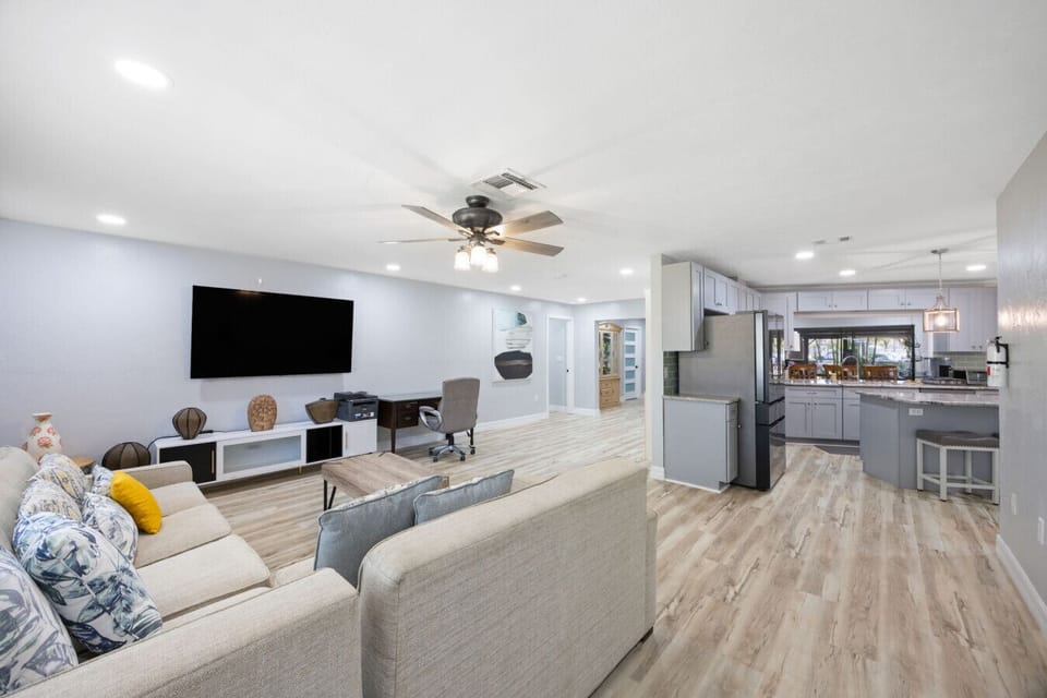 Living room with Sofa Bed, Smart TV and Work Desk