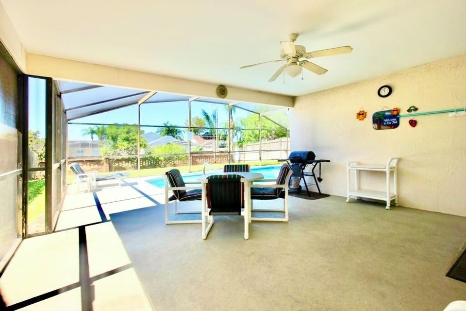 Covered lanai, ideal space for al fresco dining