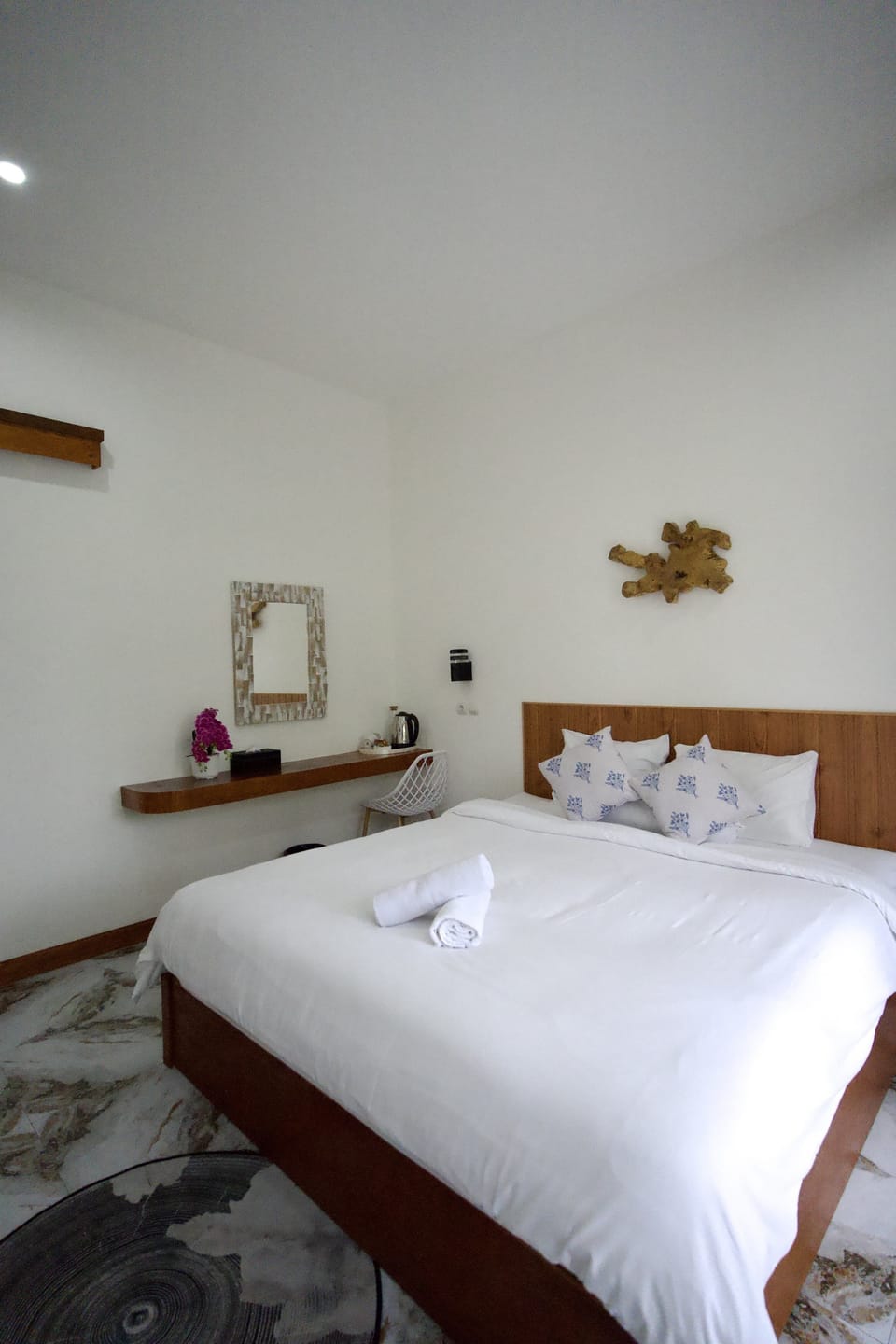 Deluxe Room, 1 King Bed, Balcony, Garden View | Soundproofing, free WiFi