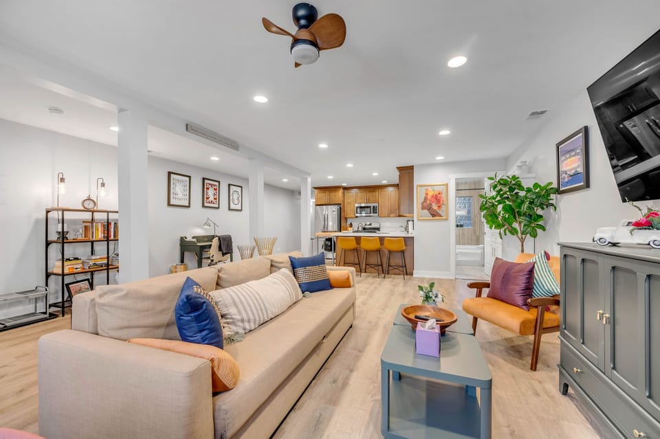 Home Decor, Furniture, Indoors, Living Room, Table