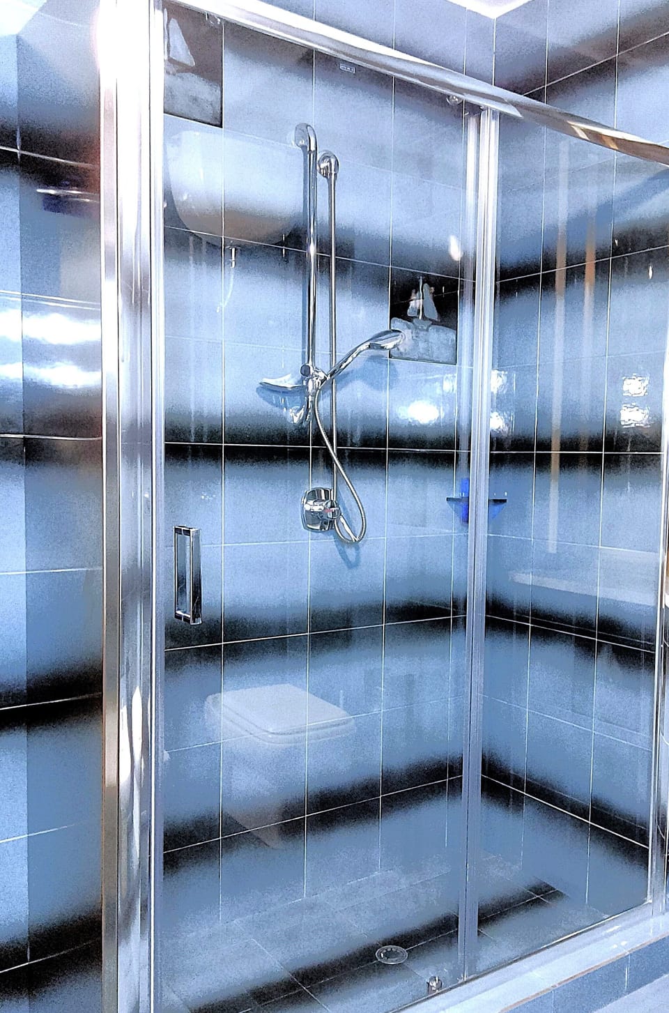 Shower, rainfall showerhead, free toiletries, hair dryer
