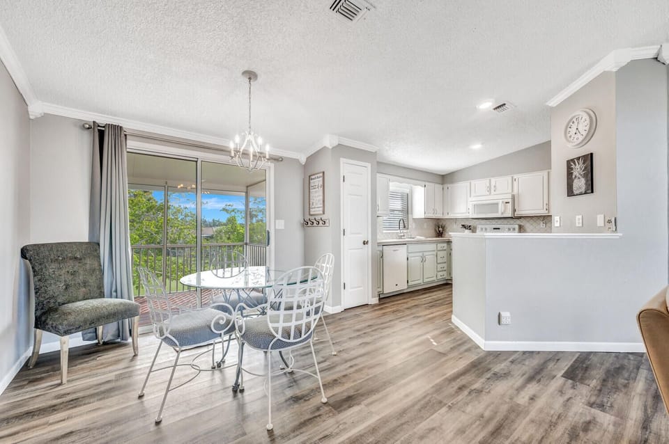 Kitchen/dining (1)