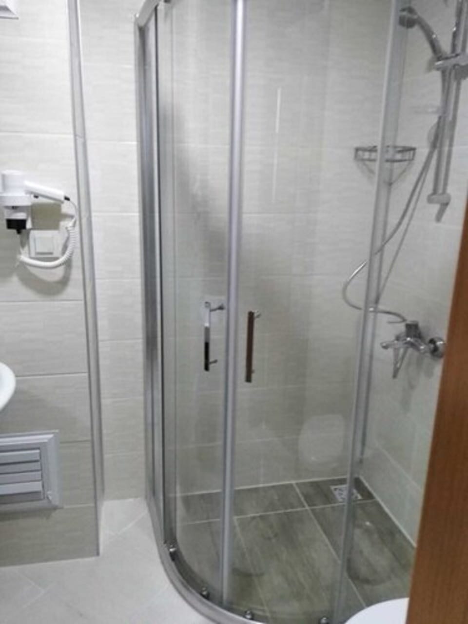 Shower, rainfall showerhead, free toiletries, hair dryer