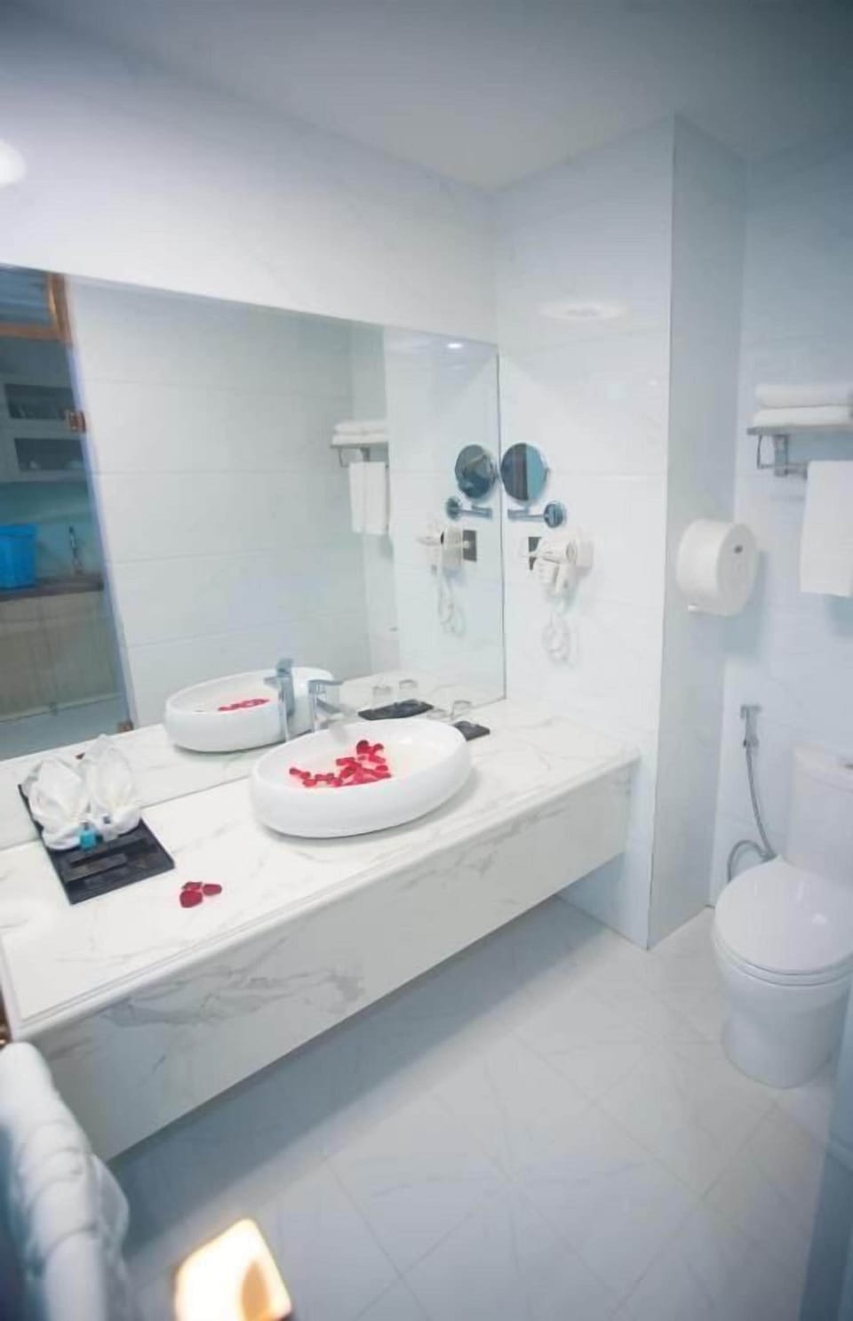 Superior Single Room, Courtyard View | Bathroom | Combined shower/tub, hair dryer, slippers, towels