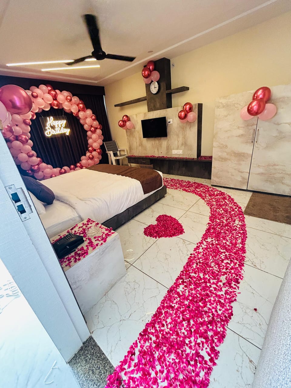 Studio Suite | Egyptian cotton sheets, premium bedding, desk, WiFi (free)