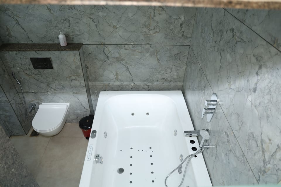 Luxury Room | Bathroom | Shower, hydromassage showerhead, free toiletries, towels