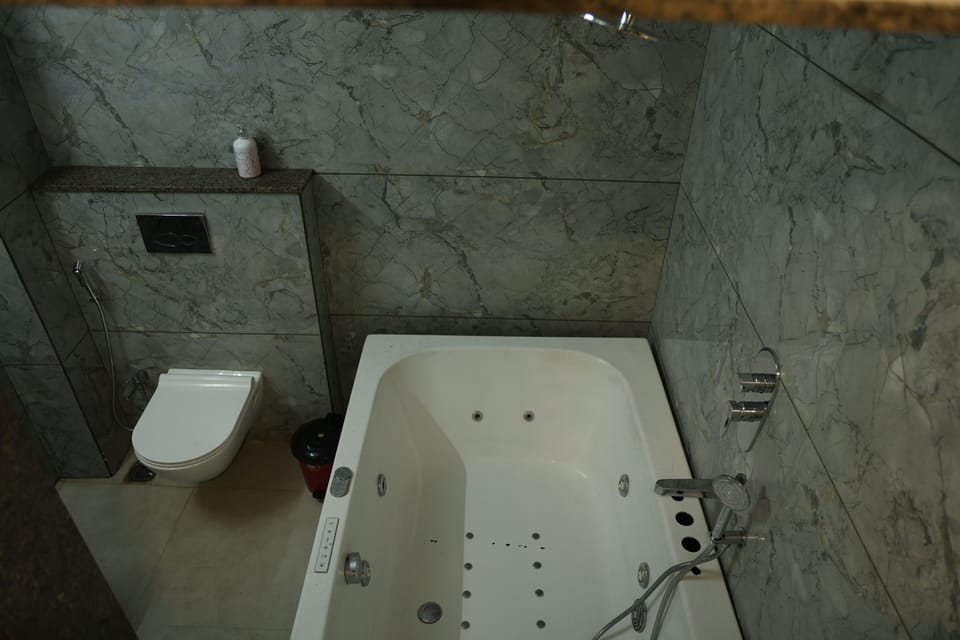 Luxury Room | Bathroom | Shower, hydromassage showerhead, free toiletries, towels