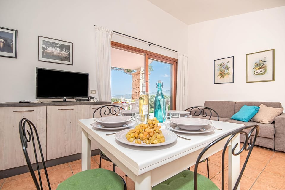 Family Apartment, Multiple Bedrooms, 2 Bathrooms (Villa Laura) | Dining