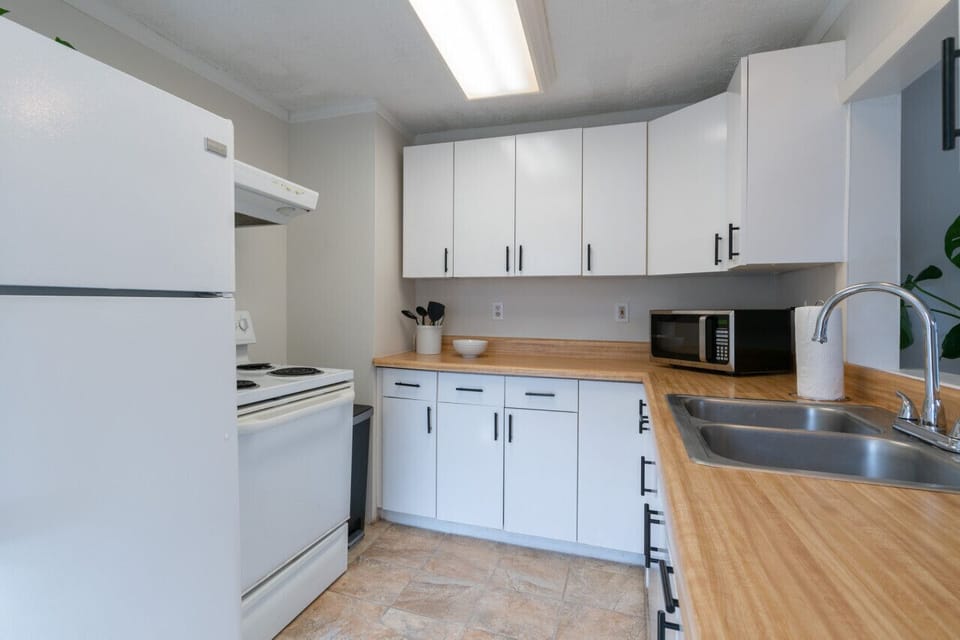 A little kitchen, perfect for whipping up a meal.