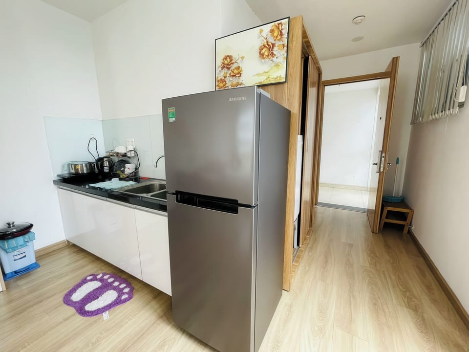 Superior Studio, 1 Queen Bed, Kitchen, City View | Private kitchen | Fridge, microwave, stovetop, cookware/dishes/utensils