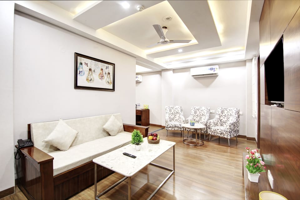 Royal Studio Suite | Living area | 42-cm flat-screen TV with cable channels