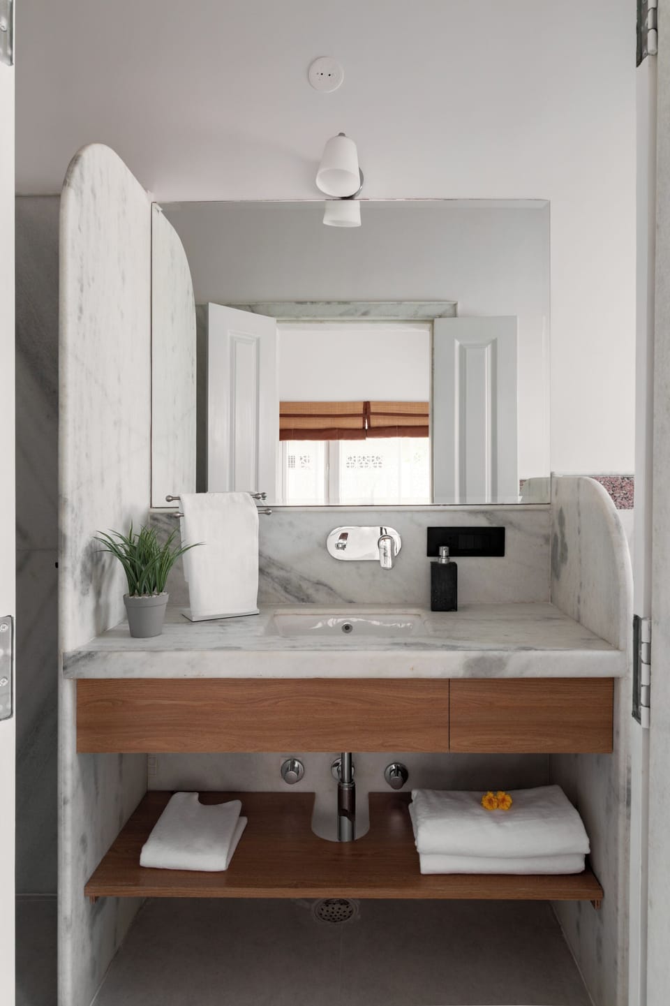 Shower, free toiletries, bidet, towels
