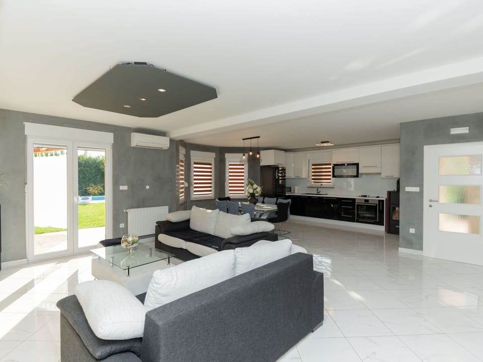 Property, Furniture, Couch, Interior Design, Flooring, Living Room, Floor, Houseplant, Condominium, Comfort