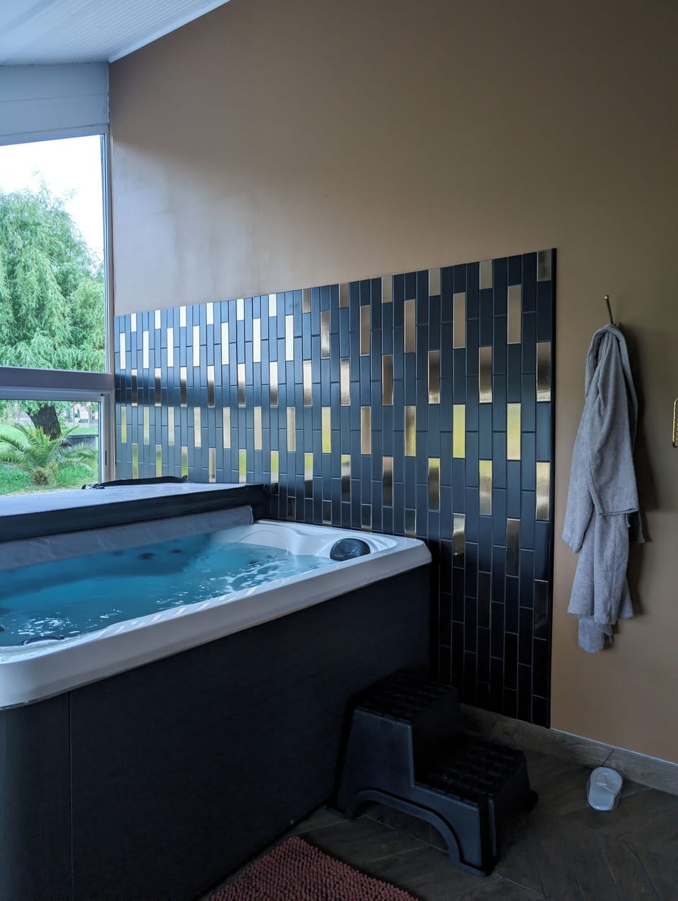 Indoor spa tub