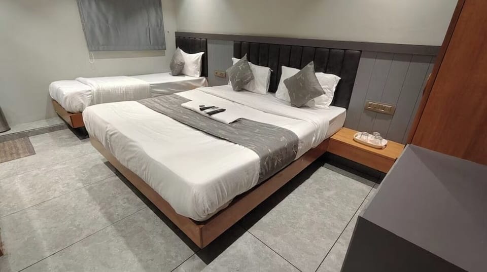 Suite | Premium bedding, pillowtop beds, desk, laptop workspace