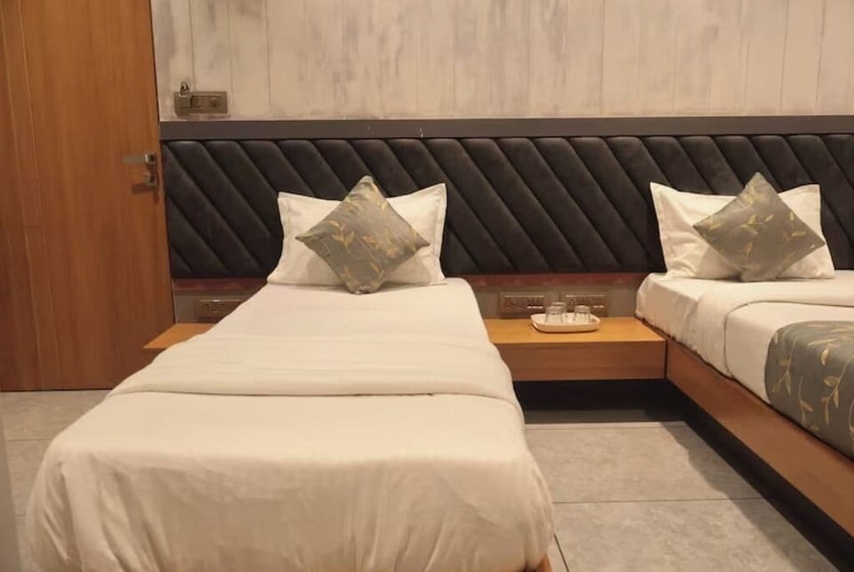 Suite | Premium bedding, pillowtop beds, desk, laptop workspace