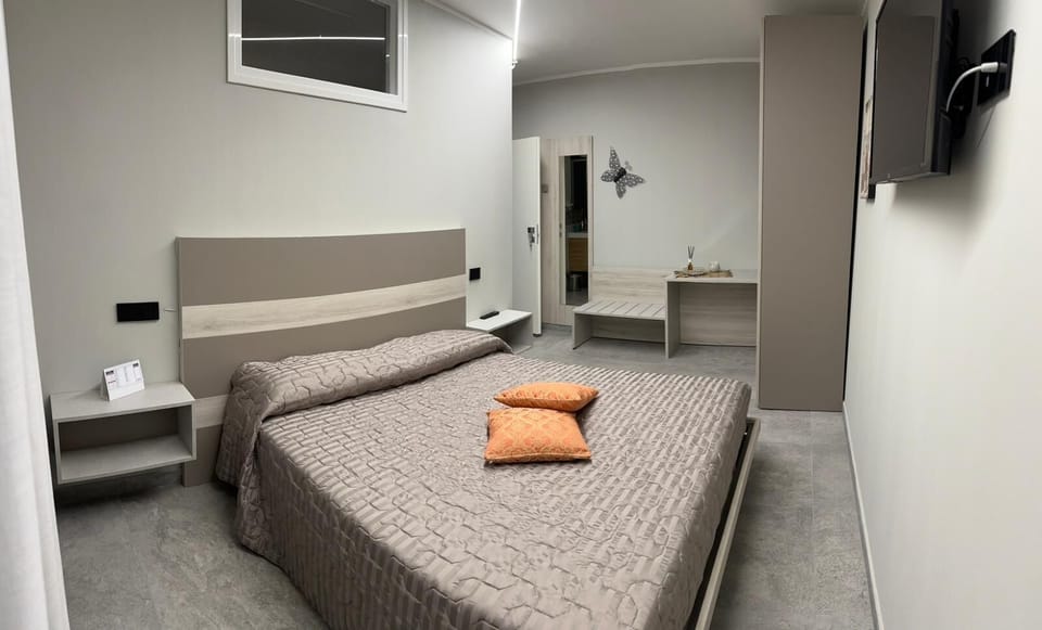 Basic Double Room | Desk, soundproofing, free WiFi