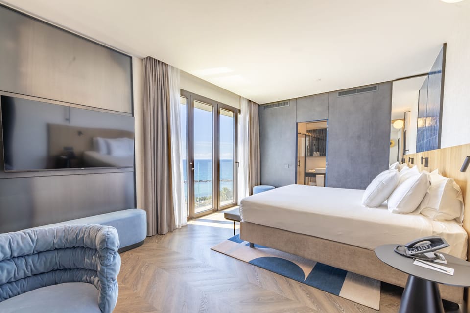 Suite, Sea View | Minibar, in-room safe, blackout drapes, soundproofing