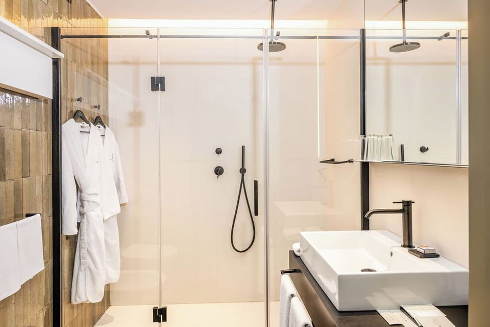 Classic Double Room, City View | Bathroom | Shower, hair dryer, bathrobes, slippers