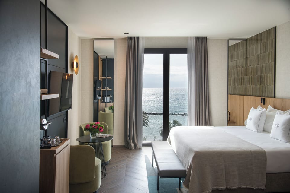 Deluxe Double Room, Sea View | Minibar, in-room safe, blackout drapes, soundproofing