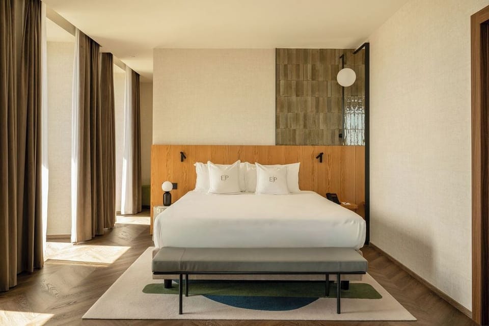 Junior Suite, Sea View | Minibar, in-room safe, blackout drapes, soundproofing